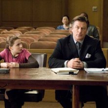 Abigail Breslin e Alec Baldwin in una scena del film La custode di mia sorella