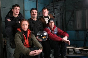 Caterina Guzzanti, Pietro Sermonti, Francesco Pannofino, Alessandro Tiberi e Paolo Calabresi in una foto promozionale della serie TV Boris