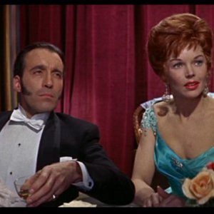 Christopher Lee e Dawn Addams in una scena del film Il mostro di Londra