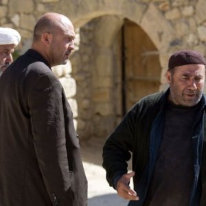David Diaan, Parviz Sayyad e Ali Pourtash in una scena del film The Stoning of Soraya M