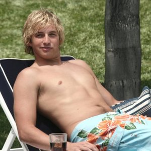 Dick (Ryan Hansen) prende il sole a bordo piscina nell'episodio della stagione 2 di Veronica Mars