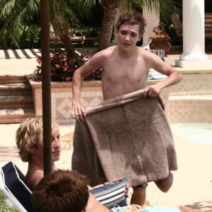 Logan (Jason Dohring), Dick (Ryan Hansen) e 'Beaver' (Kyle Gallner) nell'episodio 'Normalità' della serie Veronica Mars