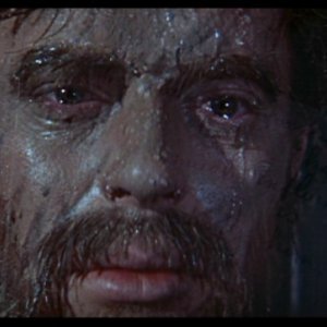 Paul Massie è il dottor Henry Jekyll nel film Il mostro di Londra