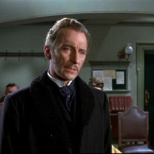 Peter Cushing è il Dottor Namaroff nel film Lo sguardo che uccide