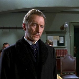 Peter Cushing è il Dottor Namaroff nel film Lo sguardo che uccide