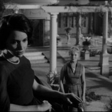 Susan Strasberg e Ann Todd in una scena del film La casa del terrore