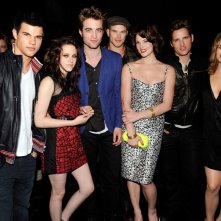 Taylor Lautner Kristen Stewart Robert Pattinson Kellan Lutz Ashley Greene Peter Facinelli E Elizabeth Reaser In Una Foto Nel Backstage Degli Mtv Movie Awards 2009 122586