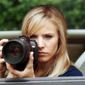 Un primo piano di Kristen Bell in una scena dell'episodio 'Tradimenti' di Veronica Mars
