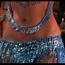 Una sensuale scena del film Il mistero della mummia