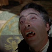 Christopher Lee in una scena dell'horror Dracula il vampiro