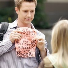 Jason Dohring con Kristen Bell in una scena dell'episodio 'Il mostro dagli occhi verdi' della serie Veronica Mars