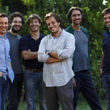 Wallpaper: Stefano Accorsi, Claudio Santamaria, Giorgio Pasotti, Gabriele Muccino, Marco Cocci e Pierfrancesco Favino in una foto promozionale del film Baciami ancora, atteso seguito de L'ultimo bacio