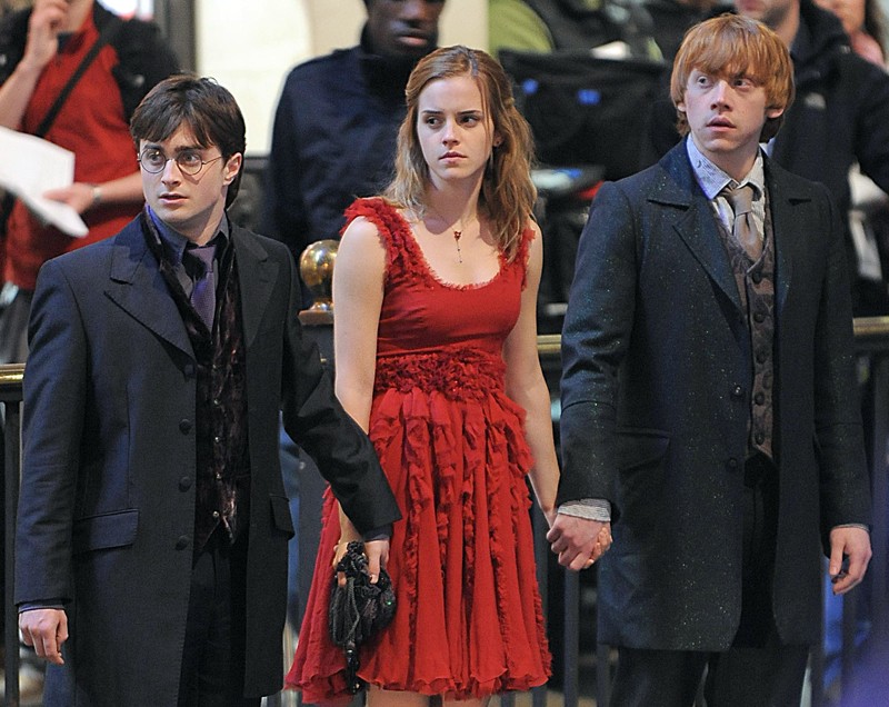 Rupert Grint Emma Watson E Daniel Radcliffe Sul Set Di Londra Per Il Film Harry Potter E I Doni Della Morte Parte 1 122664