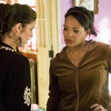 Ana Ortiz e Lauren Velez in una scena dell'episodio In the Stars di Ugly Betty