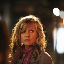 Ashley Jensen in una scena dell'episodio The Born Identity di Ugly Betty
