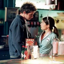 Brendan Fehr parla con Shiri Appleby nell'episodio 'Il diario scomparso' di Roswell