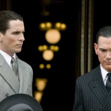 Christian Bale e Billy Crudup in una scena del film Nemico pubblico