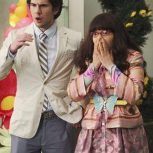 Daniel Eric Gold ed America Ferrera in una scena dell'episodio Rabbit Test di Ugly Betty