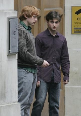 Daniel Radcliffe Con Rupert Grint Sul Set Di Harry Potter E I Doni Della Morte Parte 1 122683