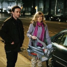 Derek Riddell ed Ashley Jensen in una scena dell'episodio The Born Identity di Ugly Betty