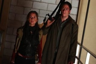 Eliza Dushku e Tahmoh Penikett in una scena dell'episodio Epitaph One di Dollhouse