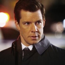 Eric Mabius in una scena dell'episodio The Born Identity di Ugly Betty