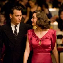 Johnny Depp e Marion Cotillard in una scena del film Nemico pubblico
