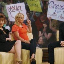 Joy Behar, Elisabeth Hasselbeck ed Eric Mabius nel finale della terza stagione di Ugly Betty