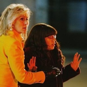 Judith Light ed America Ferrera in una scena dell'episodio The Born Identity di Ugly Betty