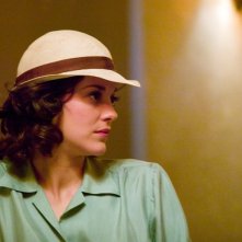 Marion Cotillard è Billie Frechette nel film Nemico pubblico