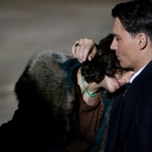 Marion Cotillard e Johnny Depp in una romantica immagine del film Nemico pubblico