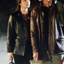 Shiri Appleby e Jason Behr in un'immagine per l'episodio 'Amore alieno' di Roswell