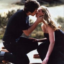 Brendan Fehr e Katherine Heigl si baciano nel sogno di lei nell'episodio 'Il simbolo' del telefilm Roswell