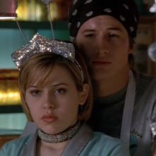 Brendan Fehr e Majandra Delfino preoccupati in una scena della puntata 'Il simbolo' del telefilm Roswell