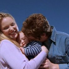 Brendan Fehr (Michael) e Katherine Heigl (Isabel) con il loro bambino in una scena dell'episodio 'Il simbolo' del telefilm Roswell
