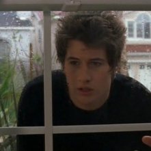 Brendan Fehr spia attraverso una finestra nell'episodio 'Tess, bugie e videotape' di Roswell