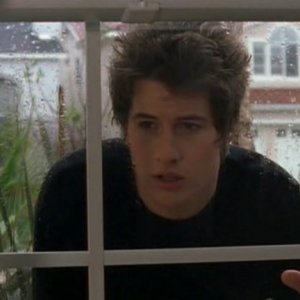 Brendan Fehr spia attraverso una finestra nell'episodio 'Tess, bugie e videotape' di Roswell