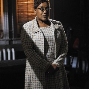 CCH Pounder in una scena del pilot della serie Warehouse 13