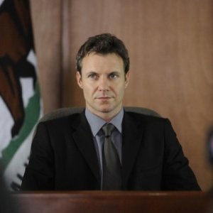 Chris Vance in una scena dell'episodio Rainy Days di Mental