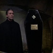 Christopher Lee e Barbara Ewing in una scena del film Le amanti di Dracula