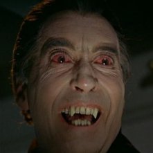Christopher Lee è il perfido Conte Dracula nel film Le amanti di Dracula