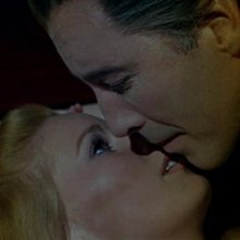 Christopher Lee e Veronica Carlson in una scena del film Le amanti di Dracula