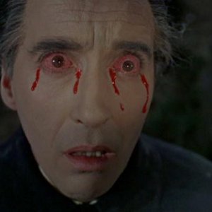 Christopher Lee in una drammatica scena del film Le amanti di Dracula