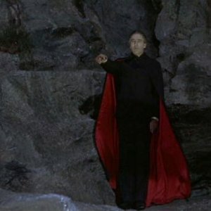 Christopher Lee in una scena del film Le amanti di Dracula