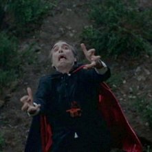 Christopher Lee in una sequenza del film Le amanti di Dracula