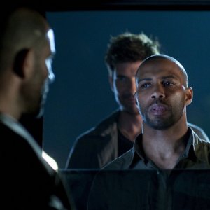 Dylan McDermott e Logan Marshall-Green nel pilot della serie Dark Blue