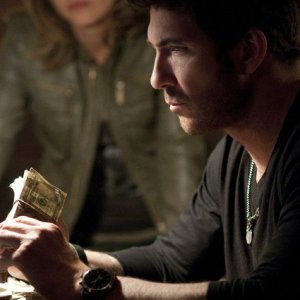 Dylan McDermott e Nicki Aycox (sullo sfondo) nel pilot della serie Dark Blue