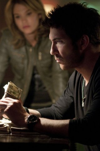 Dylan McDermott e Nicki Aycox (sullo sfondo) nel pilot della serie Dark Blue