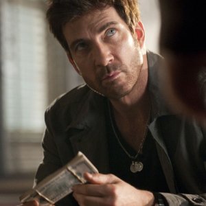 Dylan McDermott in una scena del pilot della serie Dark Blue
