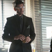 Dylan McDermott in una scena del primo episodio della serie Dark Blue